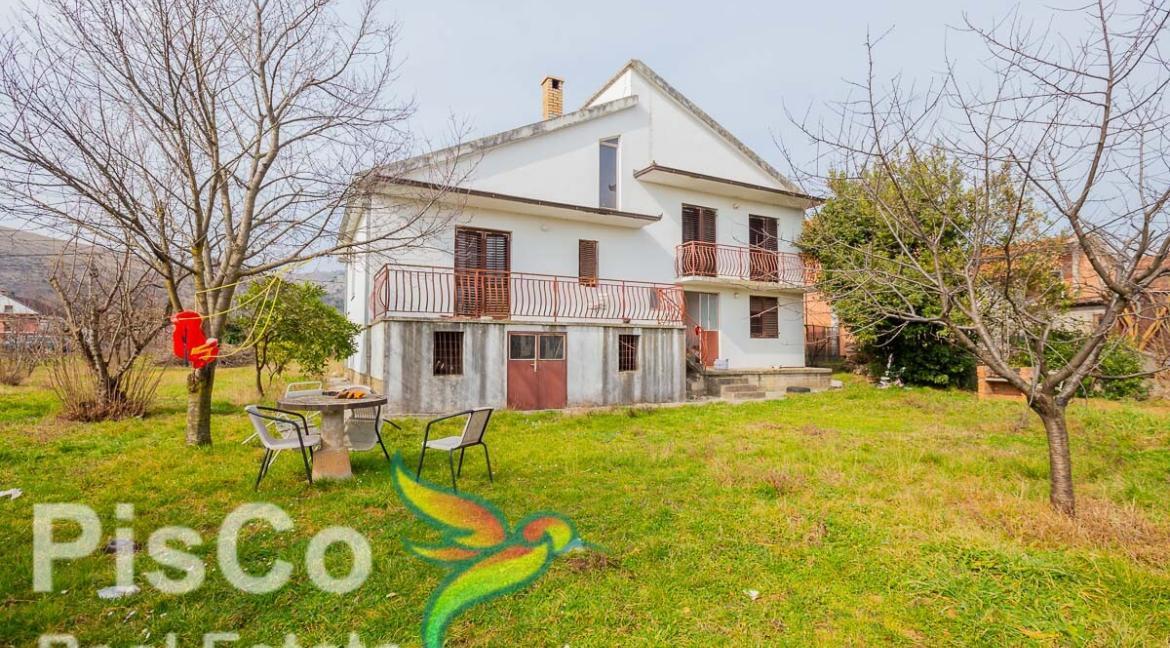 Kvalitetno gradjena kuća u mirnom kraju sa placem od 1300m2 (11 of 13)