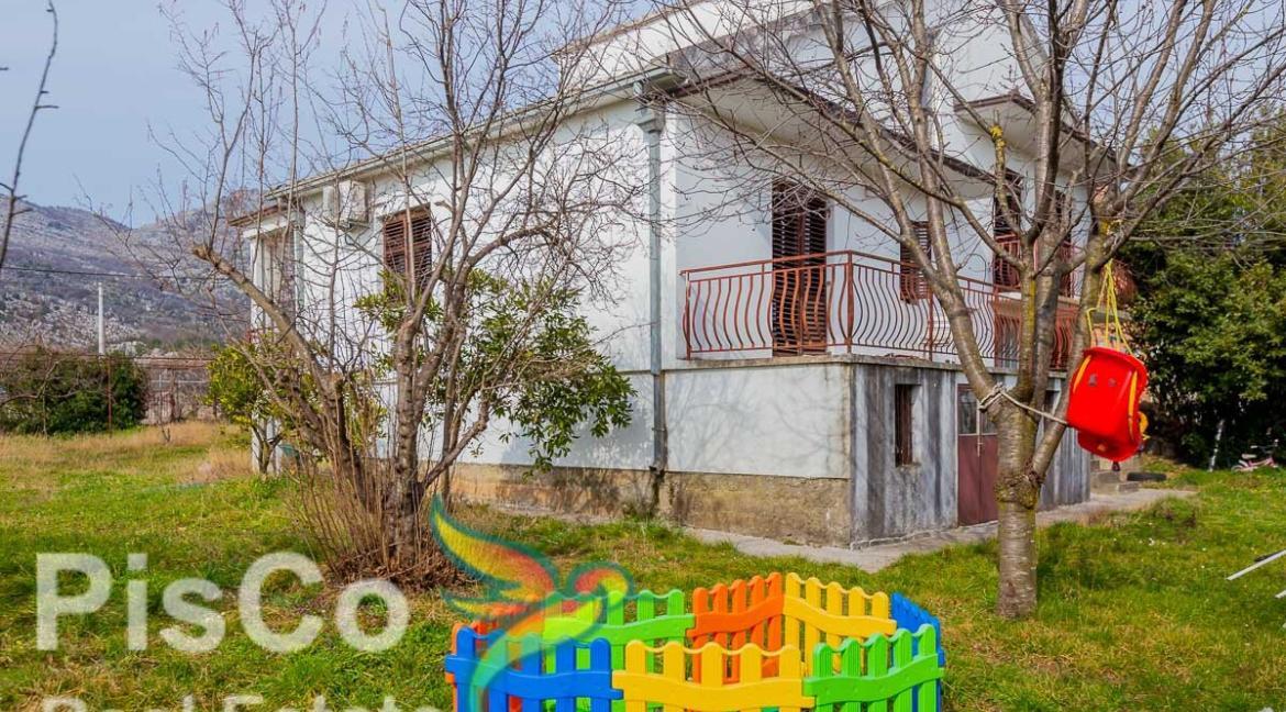 Kvalitetno gradjena kuća u mirnom kraju sa placem od 1300m2 (13 of 13)