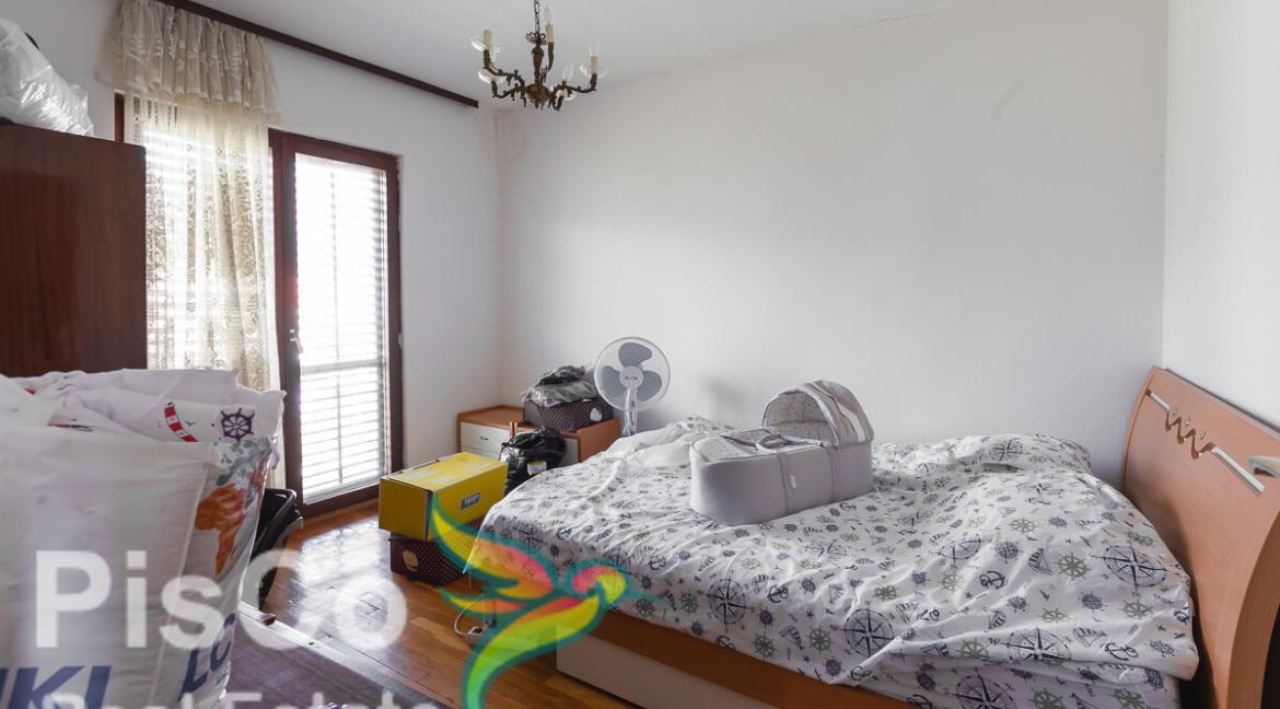 Kvalitetno gradjena kuća u mirnom kraju sa placem od 1300m2 (8 of 13)