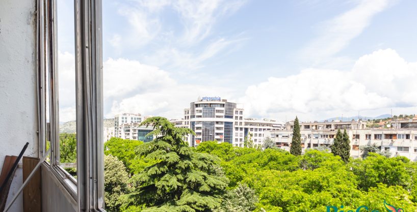 Na prodaju četvorosoban stan na Bulevaru Preko Morače 105m2