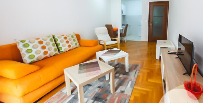 Izdaje se lijepo opremljena garsonjera u City kvartu 35m2