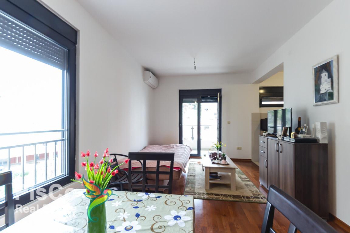 Izdaje se lijepa namještena garsonjera sa garažnim mjestom