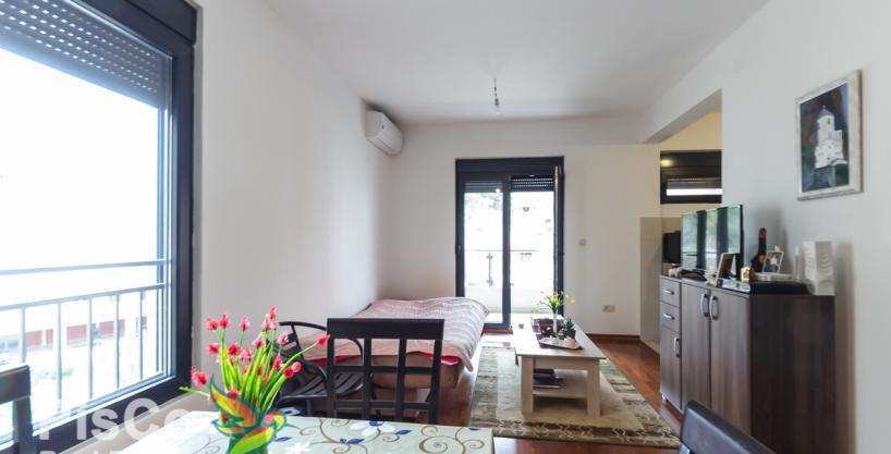 Izdaje se lijepa namještena garsonjera sa garažnim mjestom