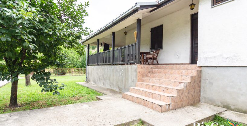 Lijepa trosobna kuća u Rogamima sa izlazom na Zetu