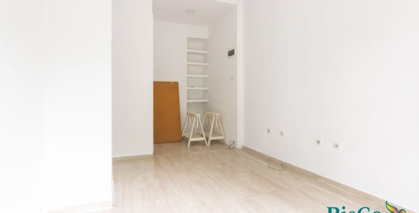 Izdaje se poslovni prostor 18m2 na Bulevaru Revolucije 6 Izdaje se poslovni prostor 18m2 na Bulevaru Revolucije