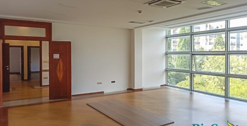 Izdaje se poslovni prostor u zgradi Palade 160m2