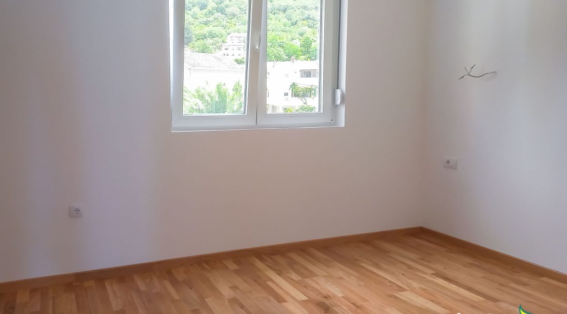 Trosobni TV-123914