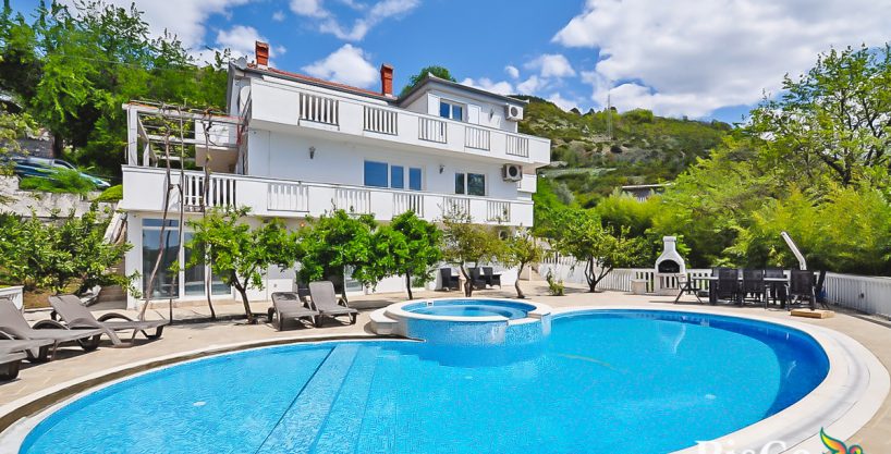 Na prodaju vila iznad Tivta sa prelijepim pogledom