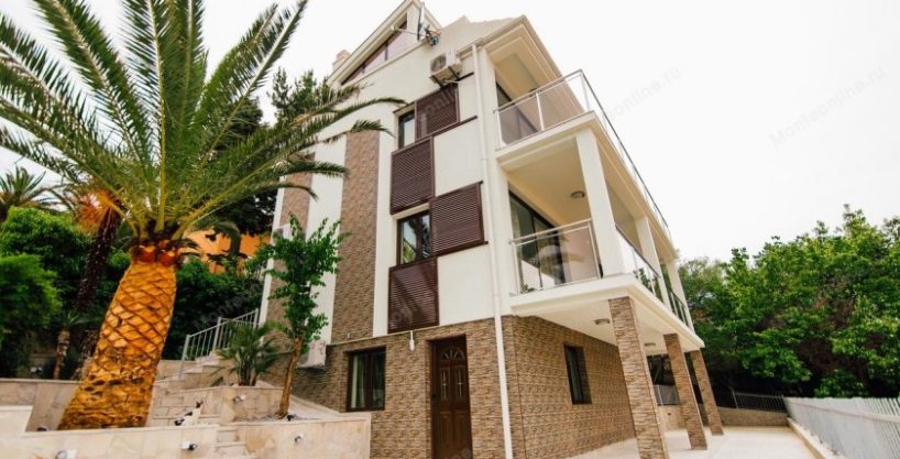 Moderna vila sa bazenom samo 70 metara od plaže u Krašićima