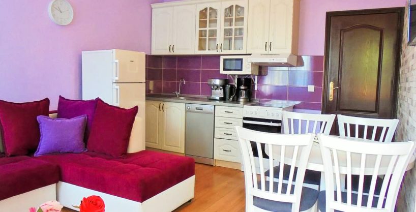 Izdaje se dvosoban stan 72m2 u centru Tivta