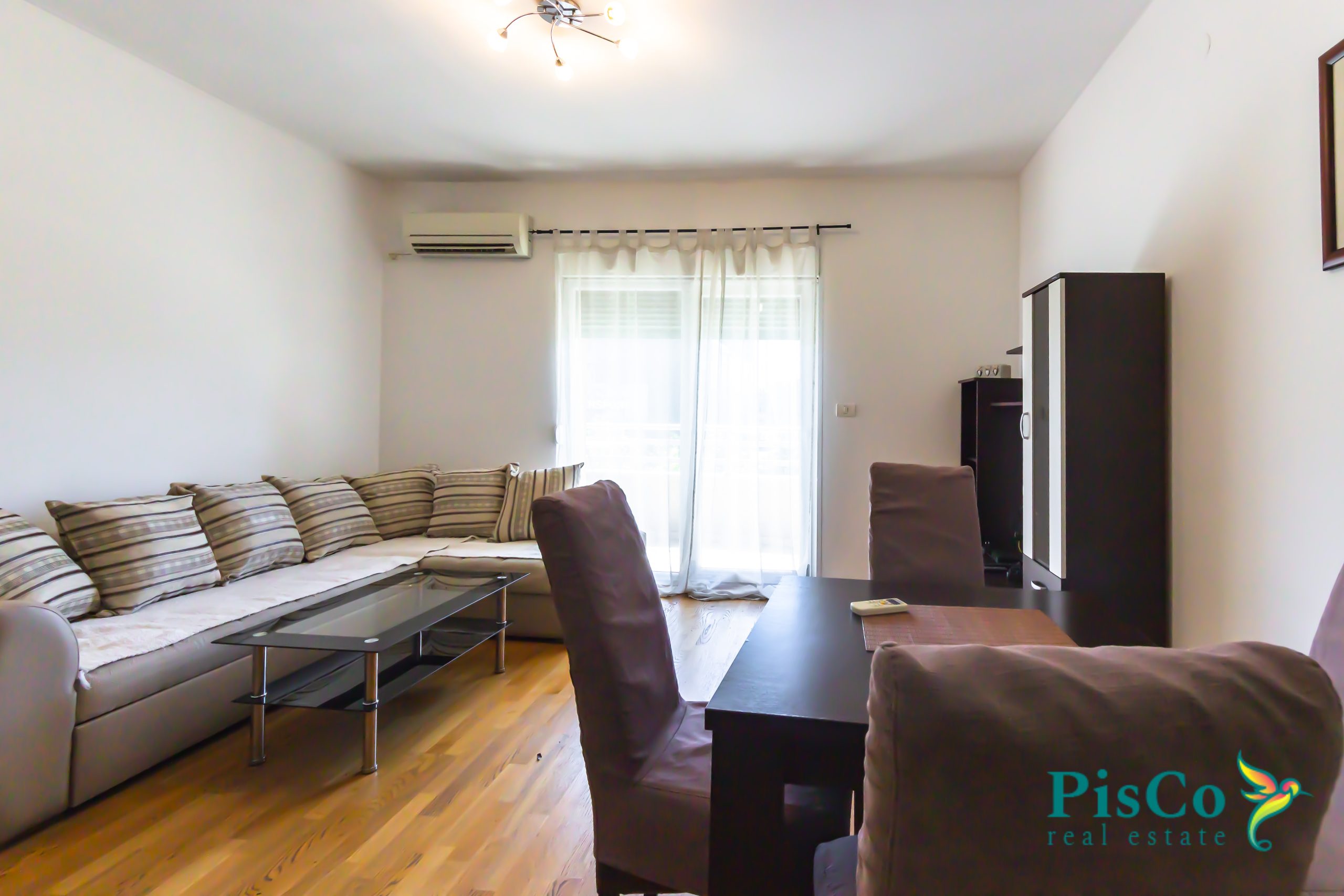 A 33m2 studio apartment for rent in the City district with a garage space