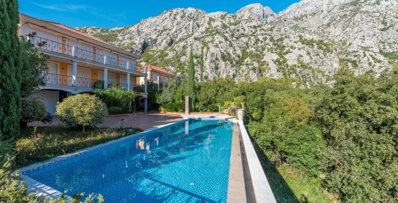 Na prodaju trosobna kuća u Orahovcu