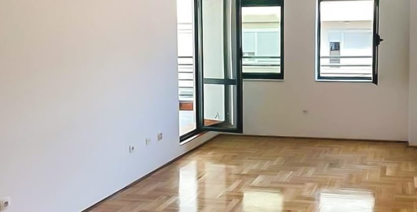 Izdaje se jednosoban nenamješten stan u centru 52m2