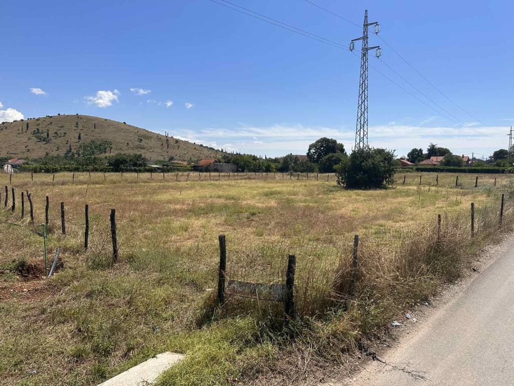 Na prodaju lijep ravan plac u Dajbabama 1600m2