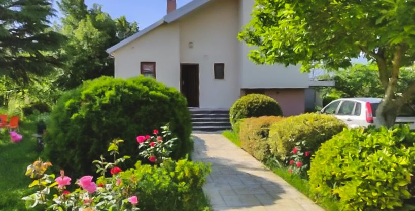 Na prodaju lijepa porodična kuća blizu Danilovgrada 100m2