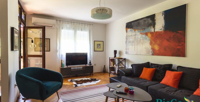 Izdaje se dvosoban stan 70m2 na Starom Aerodromu 8 Izdaje se dvosoban stan 70m2 na Starom Aerodromu