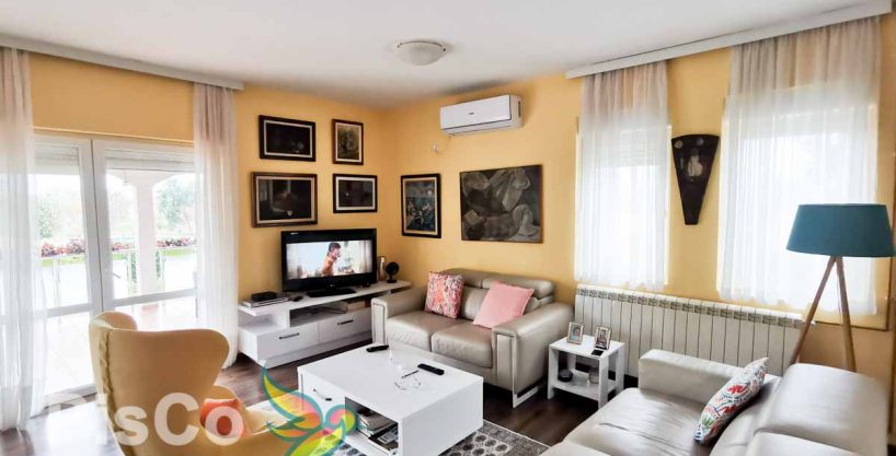 Lijepa kuća sa bazenom u Donjim Kokotima