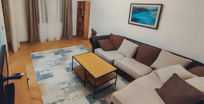 Izdaje se lijep jednosoban stan u Bloku 6 1 Izdaje se lijep jednosoban stan u Bloku 6