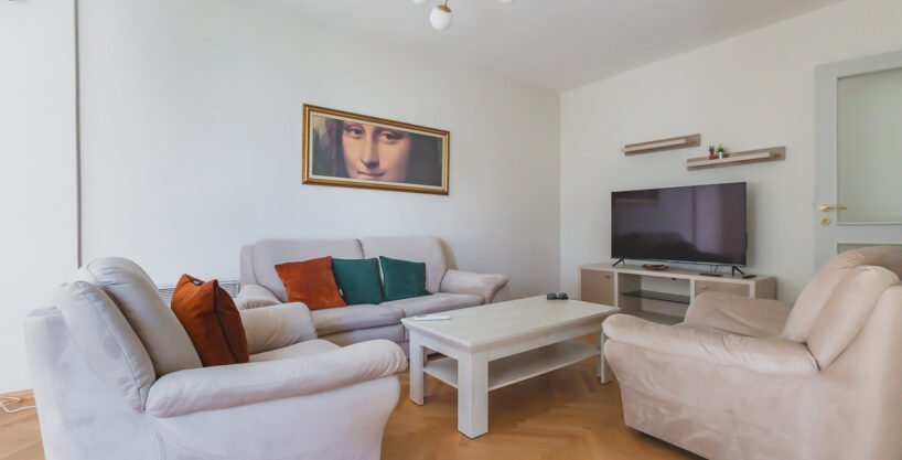 U srcu starog grada izdaje se  velik jednosoban stan