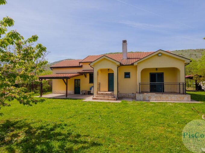 Izdavanje kuca Podgorica Trosobna kuca na velikom placu 1 of 18