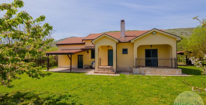 Izdavanje kuća Podgorica - Trosobna kuća na velikom placu 5 Izdavanje kuca Podgorica Trosobna kuca na velikom placu 1 of 18