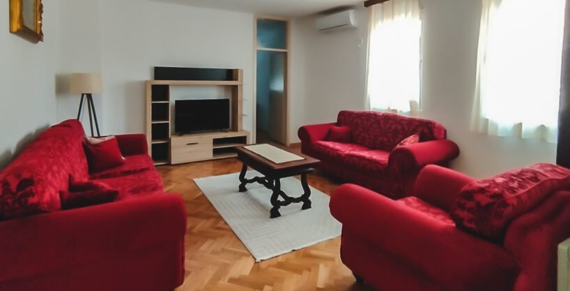 Izdaje se četvorosoban stan u bloku 6 - 95m2 2 Izdaje se četvorosoban stan u bloku 6 - 95m2