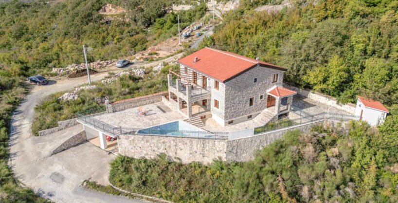 Autentična kamena vila sa bazenom i panoramskim pogledom