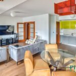 Izdaje se dvosoban lux stan u strogom centru grada 90m2