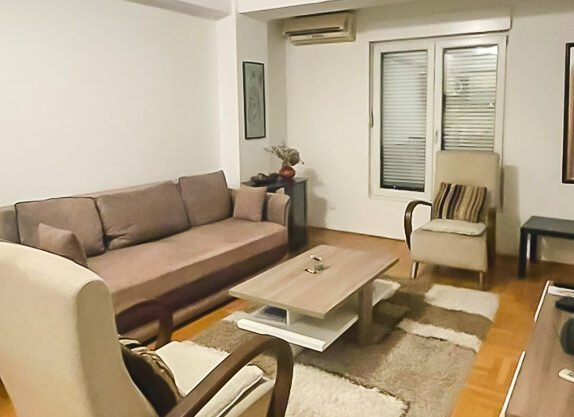 Izdaje se lijepo opremljen jednosoban stan 45m2 kod hrama 2 Izdaje se lijepo opremljen jednosoban stan 45m2 kod hrama