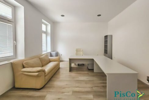 Poslovni mali iza Mase 1 of 1