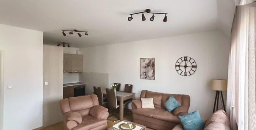 Izdaje se dvosoban stan u Bloku 9 + parking mjesto