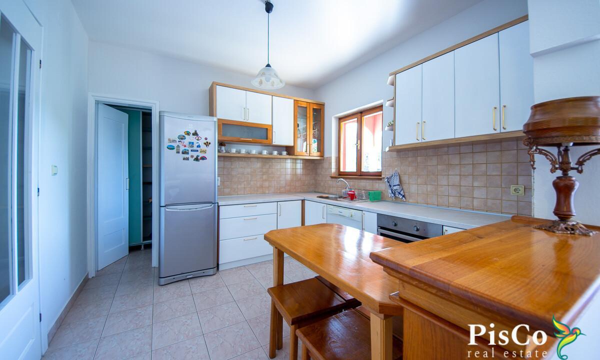 Izdavanje, Moderna petosobna kuća, 186m2, Tološi, Podgorica (15 of 42)