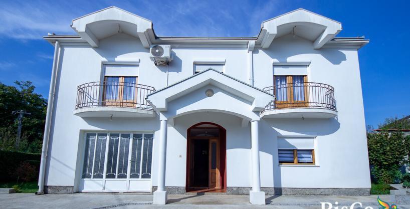 Izdavanje, Petosobna moderna kuća, 220m2, Tološi, Podgorica 7 Izdavanje, Petosobna moderna kuća, 220m2, Tološi, Podgorica