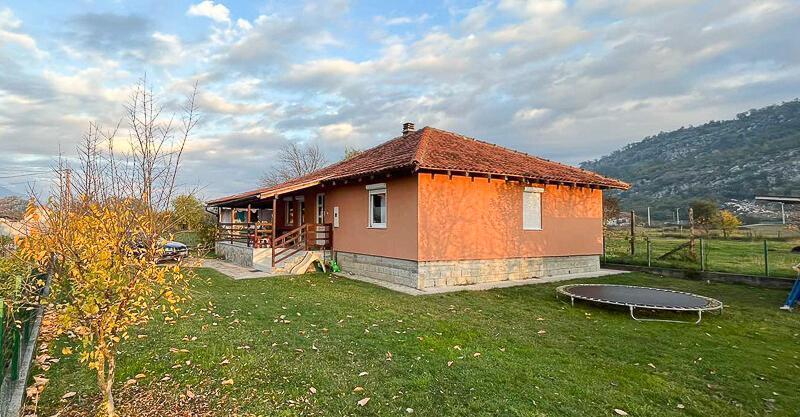 Izdaje se kuća na Pričelju 100m2