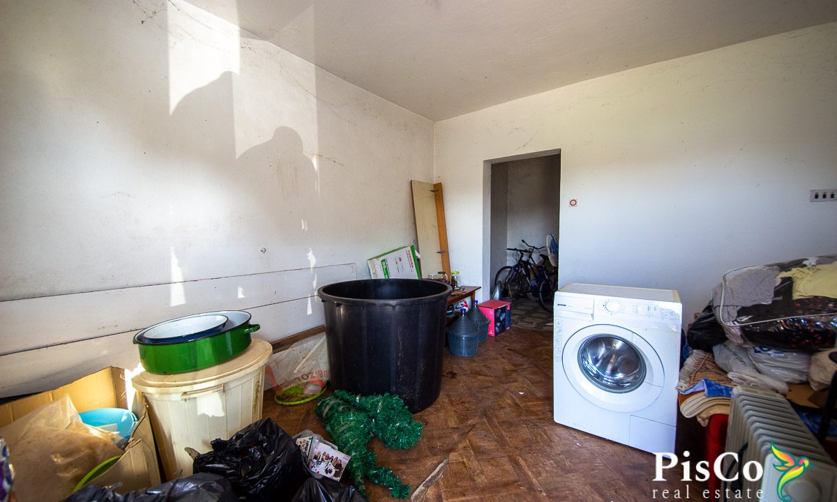 Dvospratna kuća, 170 m2, plac 1400 m2, Trebješko Naselje, Nikšić-0499