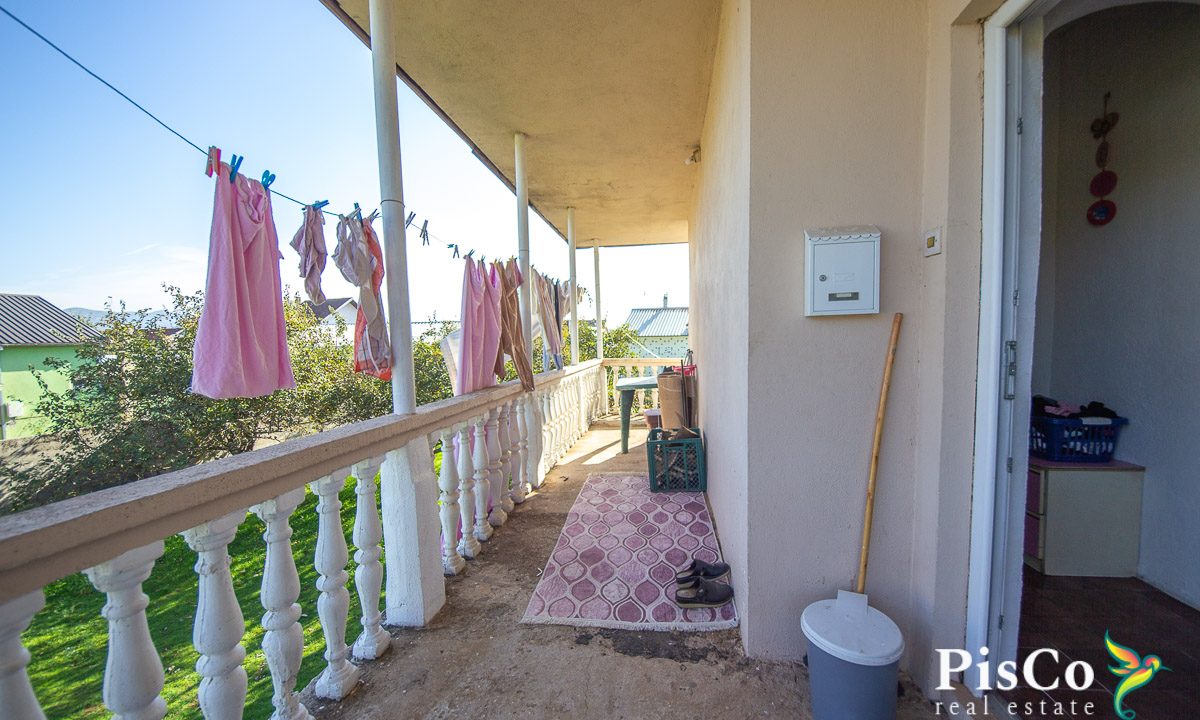 Dvospratna kuća, 170 m2, plac 1400 m2, Trebješko Naselje, Nikšić-0505