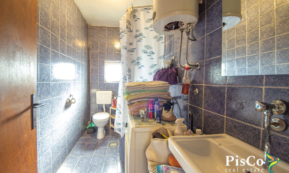 Dvospratna kuća, 170 m2, plac 1400 m2, Trebješko Naselje, Nikšić-0507