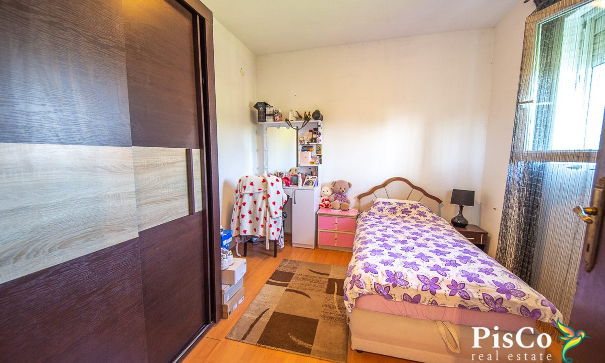 Dvospratna kuća, 170 m2, plac 1400 m2, Trebješko Naselje, Nikšić-0509