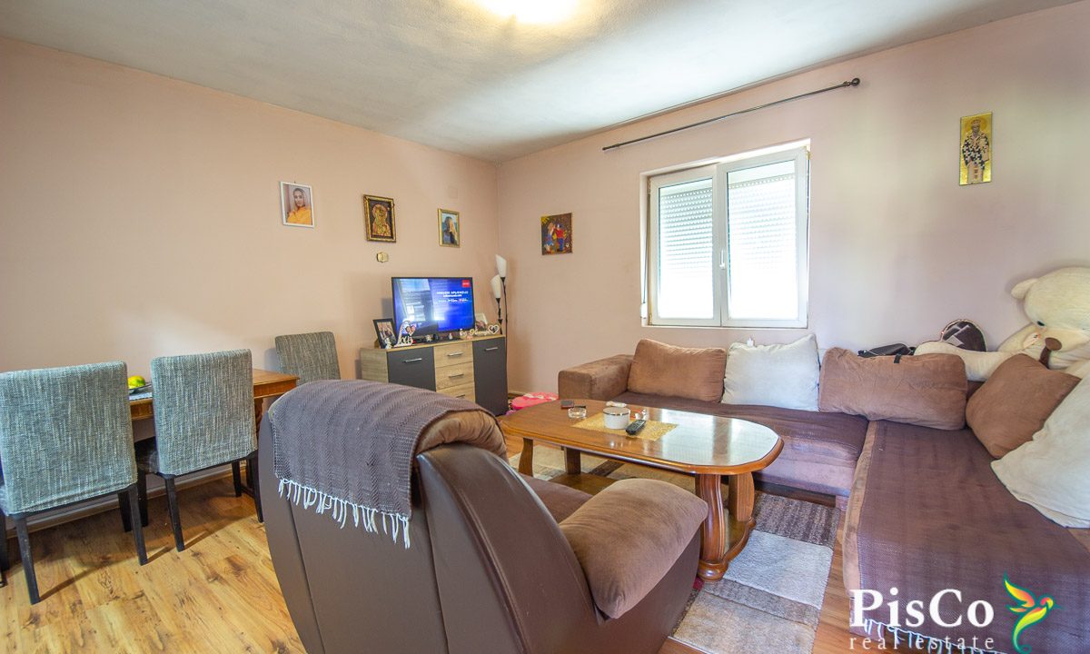 Dvospratna kuća, 170 m2, plac 1400 m2, Trebješko Naselje, Nikšić-0511