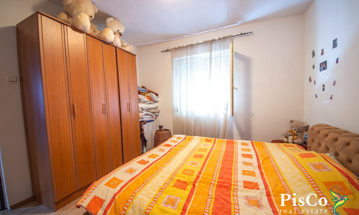 Dvospratna kuća, 170 m2, plac 1400 m2, Trebješko Naselje, Nikšić-0516