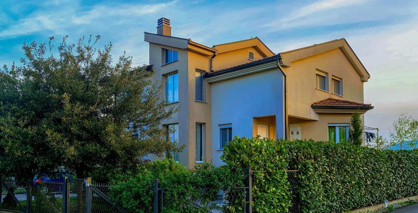 Izdavanje, petosobna kuća 240 m2, Donja Gorica, Podgorica 2 Izdavanje, petosobna kuća 240 m2, Donja Gorica, Podgorica