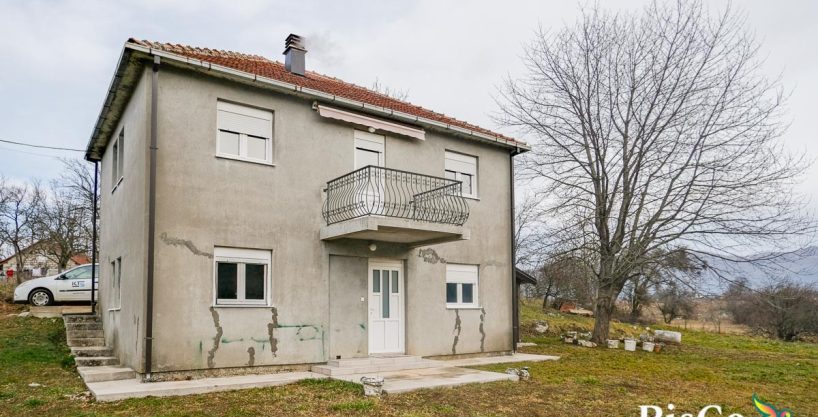 Četvorosobna kuća u Rastovcu, 96 m2 sa placem 777 m2, Nikšić