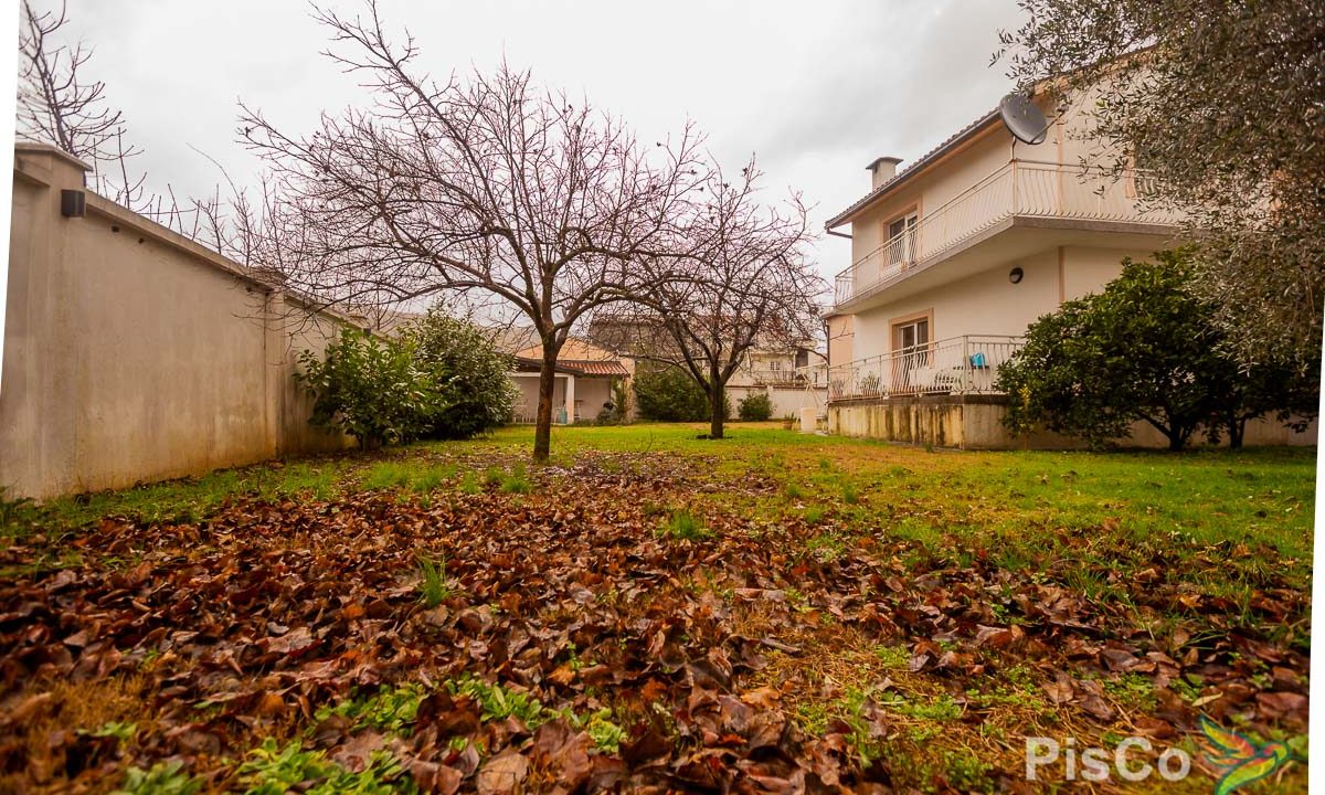 Dvoetažna kuća sa garažom se izdaje na duži period (23 of 25)