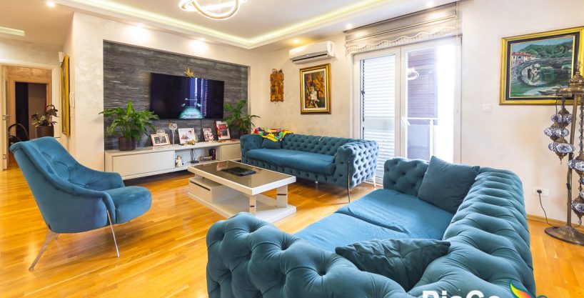 Prodaja, trosoban stan 139m² sa dva garažna mjesta