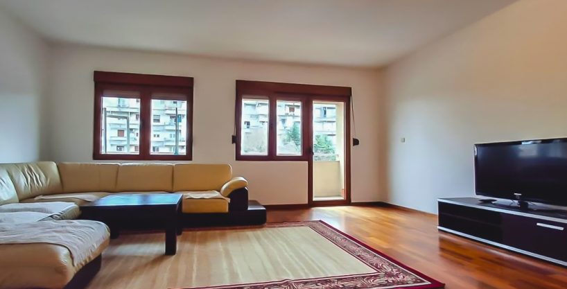 Prostran dvosoban stan u Moskovskoj ulici za izdavanje 105m2 2 Prostran dvosoban stan u Moskovskoj ulici za izdavanje 105m2