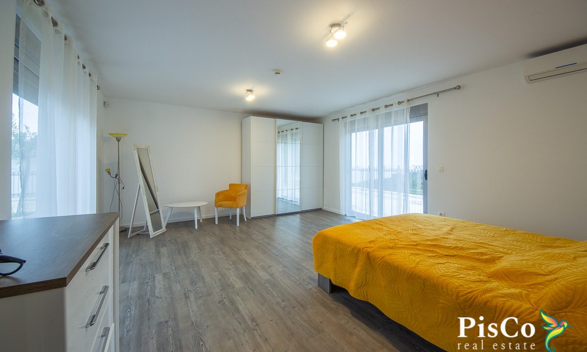 Luksuzna vila, 380m² sa terasama, plac 500m² – Krimovica-