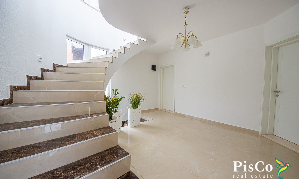 Luksuzna vila u Krimovici, 467m², Kotor-1396
