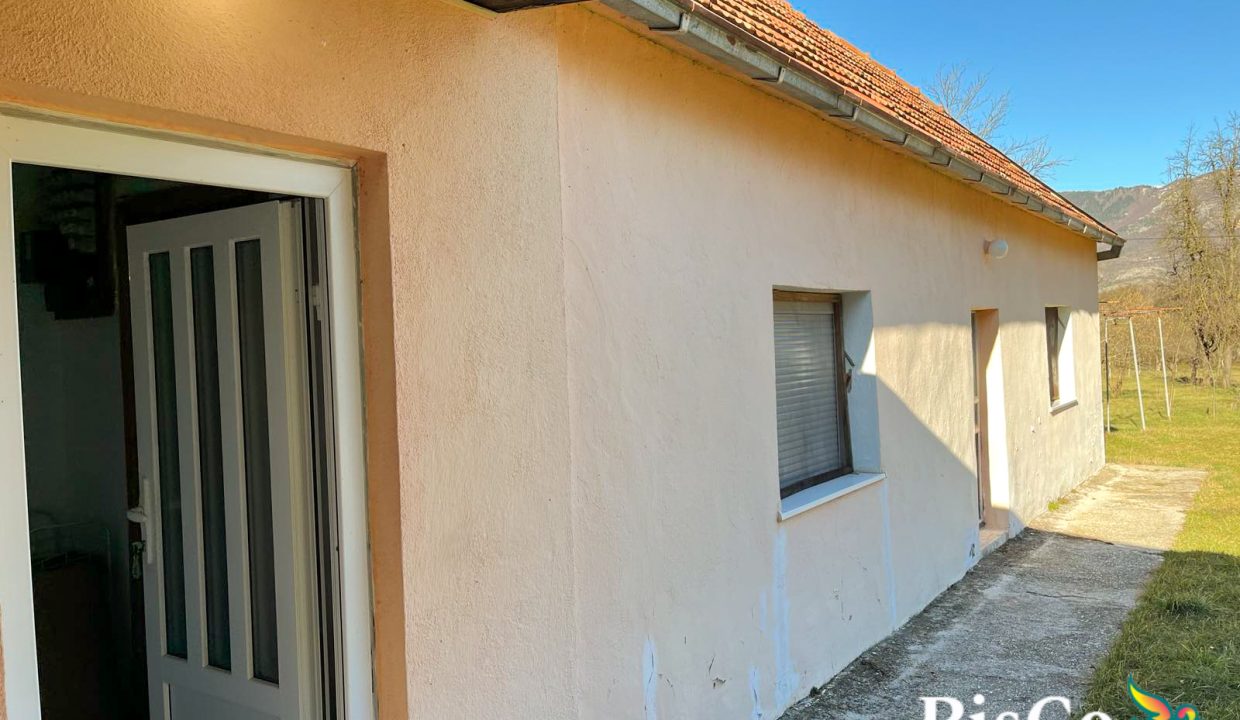 Prodaje se kuća 120m2 sa placem 2400m2, Nikšić, Župa Nikšićka (10 of 18)