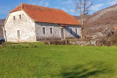 Prodaje se plac u naselju Vidrovan kod Nikšića, 25300 m²-323