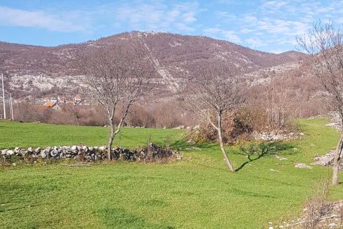 Prodaje se plac u naselju Vidrovan kod Nikšića, 25300 m²-411